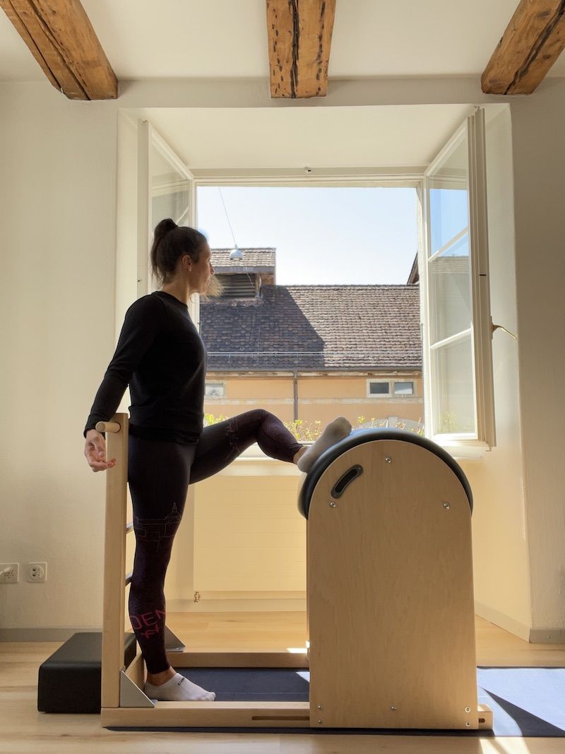 SOL-ID Pilates Rebekka Balmer auf dem Pilates Arch